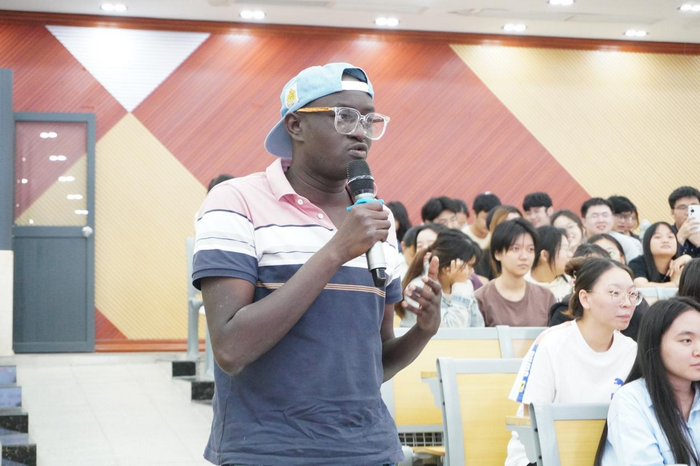 1700732357623231.png 我院留学生向宋教授提问.png